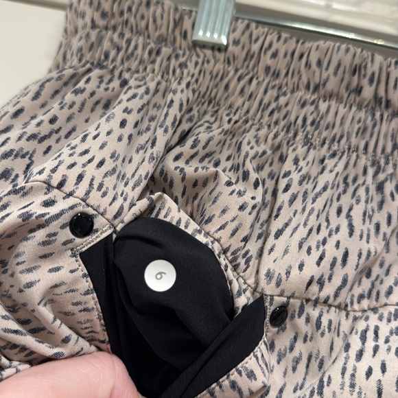 Lululemon Spring Break Away Short *4-way Stretch
Dottie Dash Grain Black EUC - Picture 10 of 12